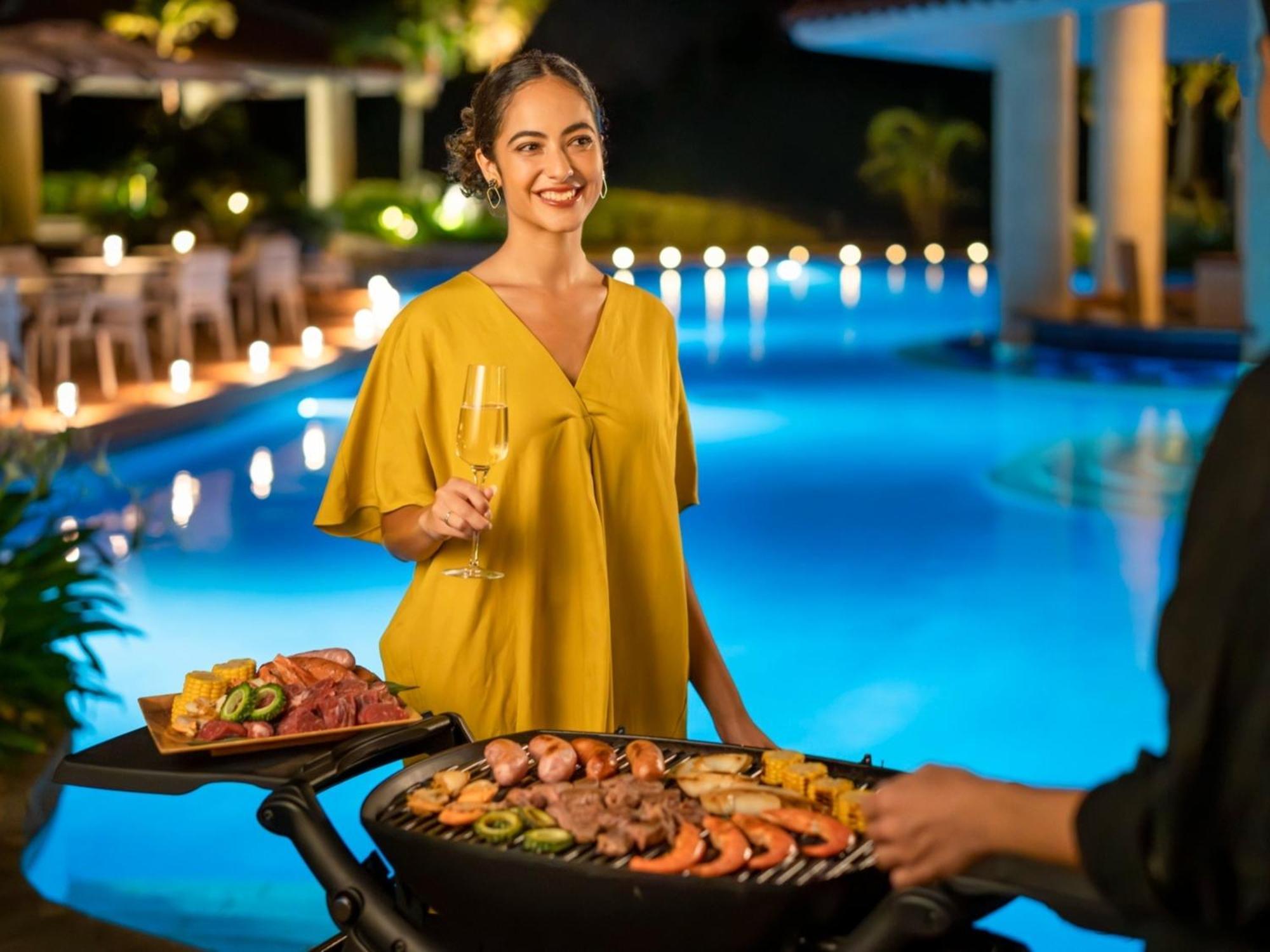 Oriental Hotel Okinawa Resort & Spa Nago Exterior photo A woman cooking a barbecue