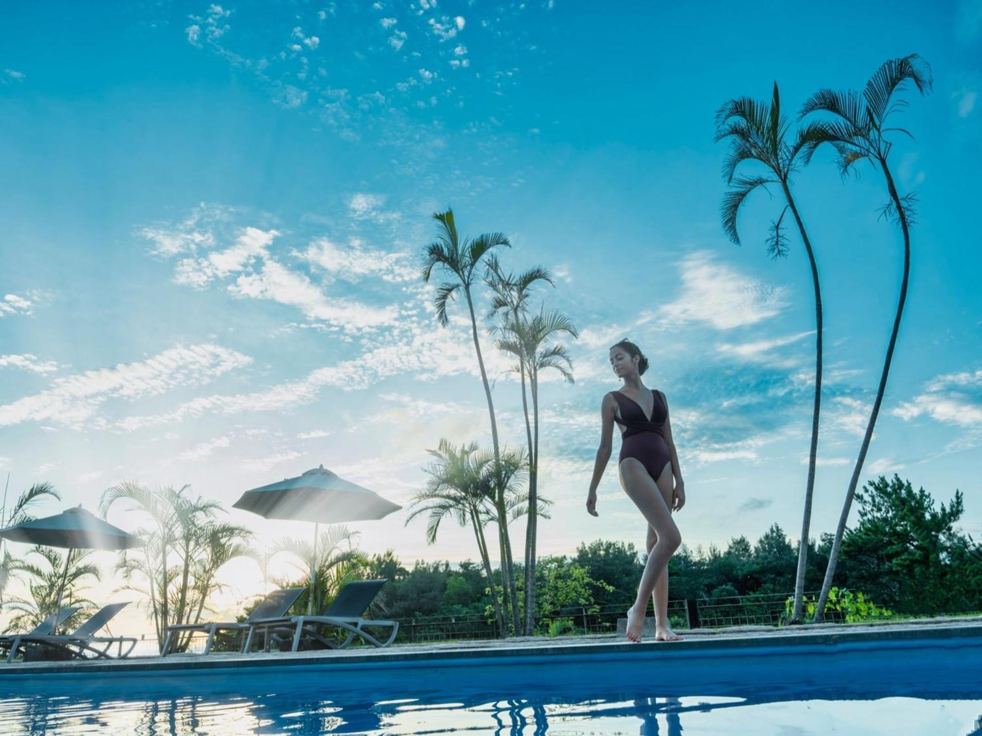 Oriental Hotel Okinawa Resort & Spa Nago Exterior photo A woman in a swimsuit